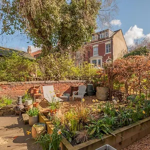 Pass The Keys Wonky With Amazing Garden Holiday home