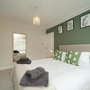 Stunning 5 Bed House In Chapel Allerton, Sleeps 9 Holiday home