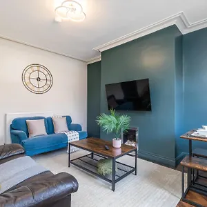 Spacious Two Bed House In Headingley Holiday home
